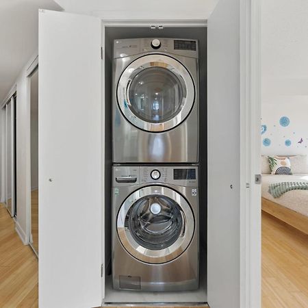 Modern 2-Bedroom Condo W Floor To Ceiling Windows تورونتو المظهر الخارجي الصورة