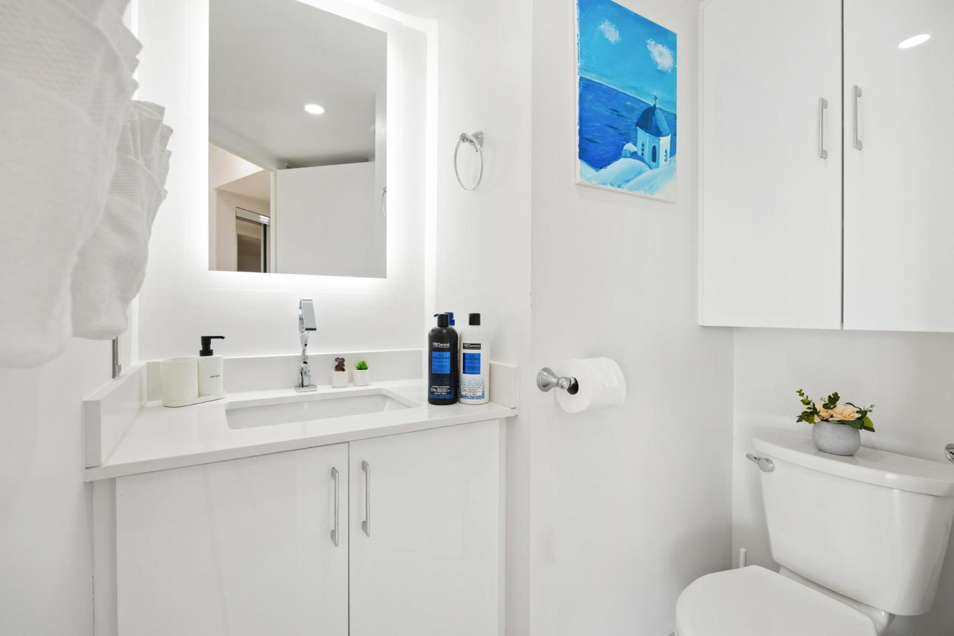 Modern 2-Bedroom Condo W Floor To Ceiling Windows تورونتو المظهر الخارجي الصورة