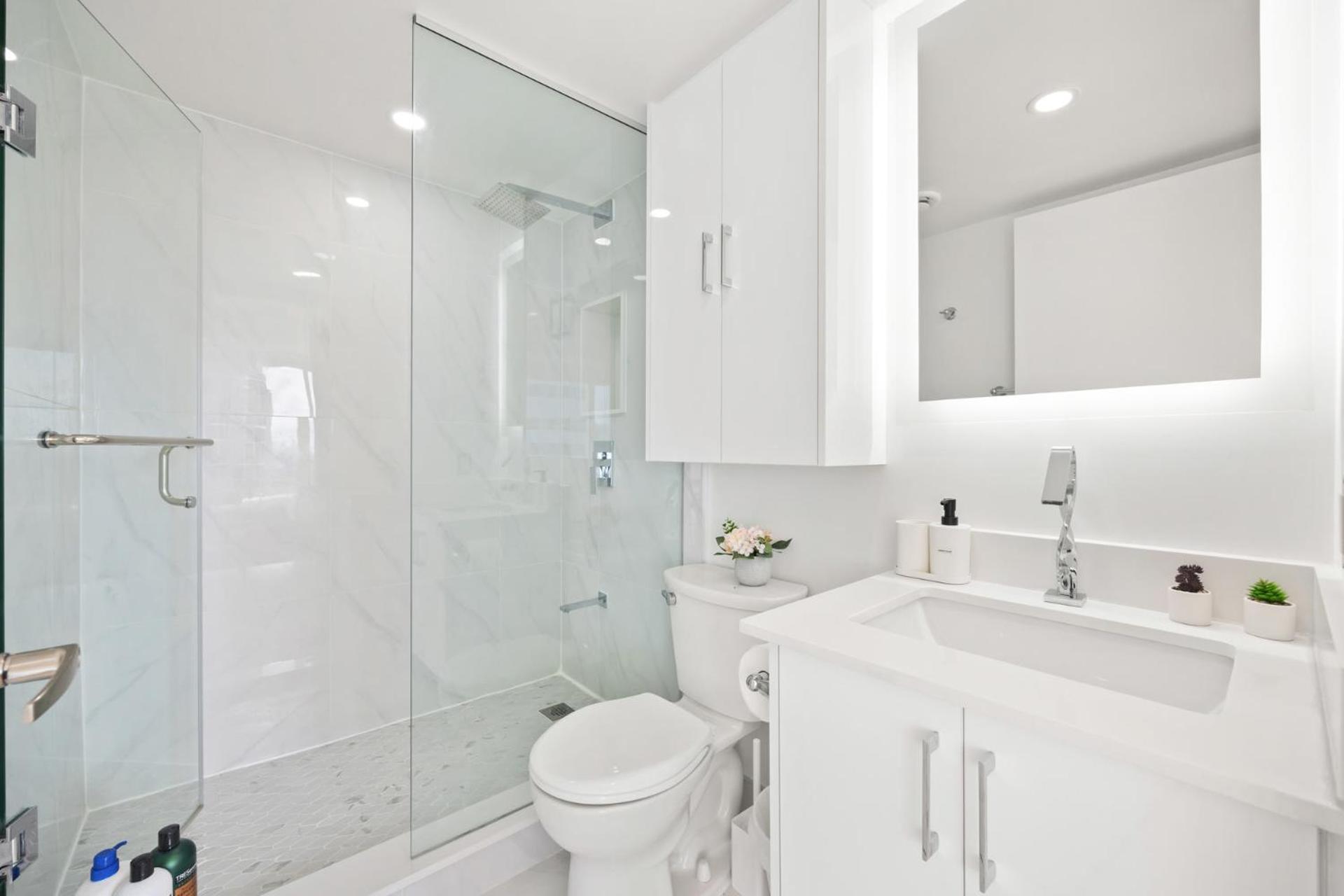 Modern 2-Bedroom Condo W Floor To Ceiling Windows تورونتو المظهر الخارجي الصورة