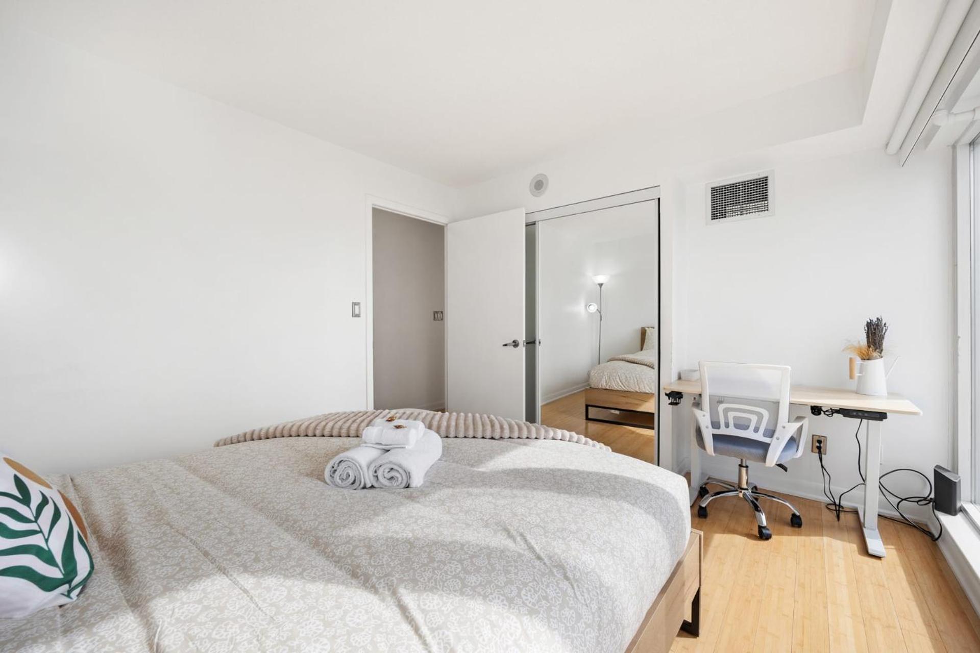 Modern 2-Bedroom Condo W Floor To Ceiling Windows تورونتو المظهر الخارجي الصورة