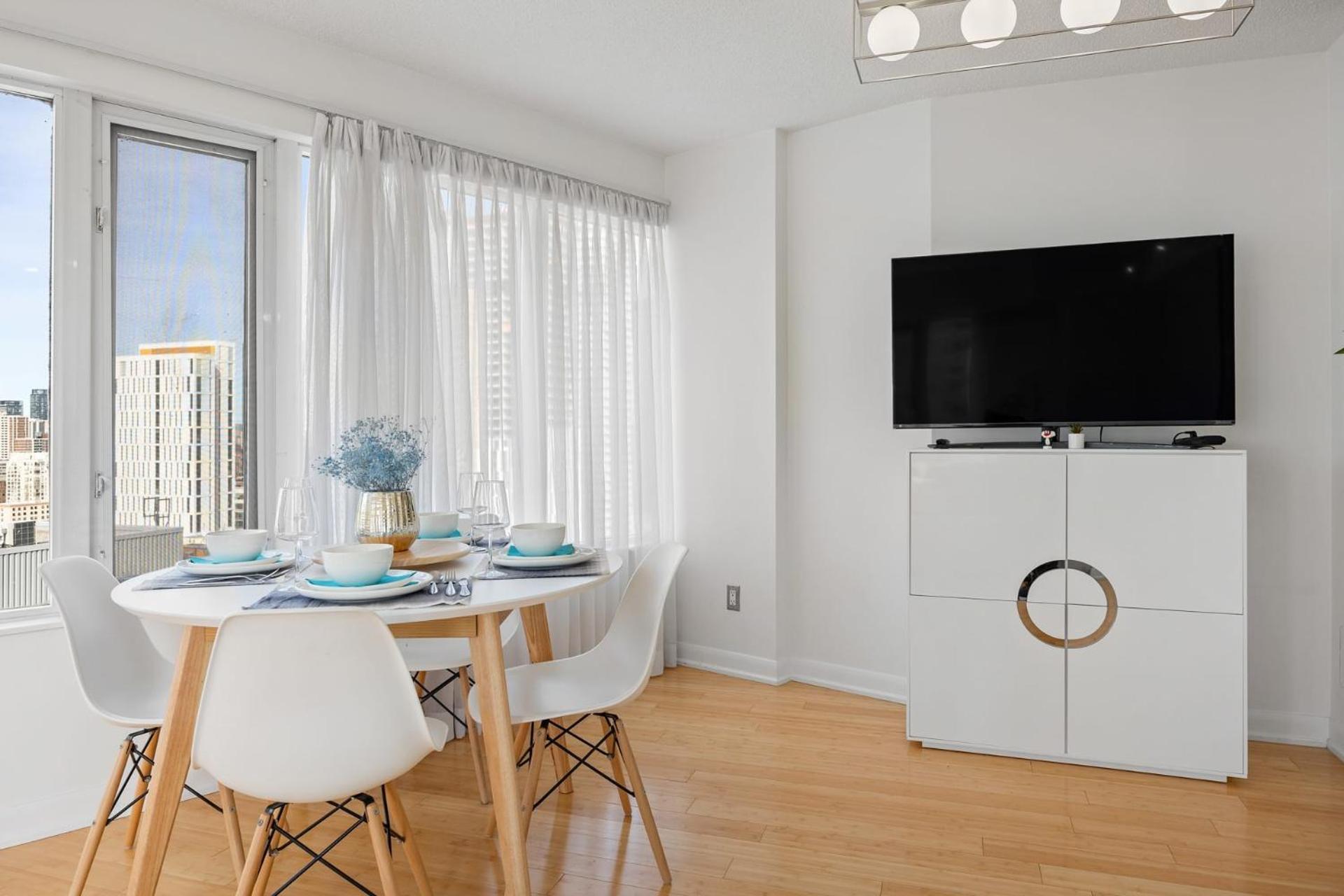 Modern 2-Bedroom Condo W Floor To Ceiling Windows تورونتو المظهر الخارجي الصورة