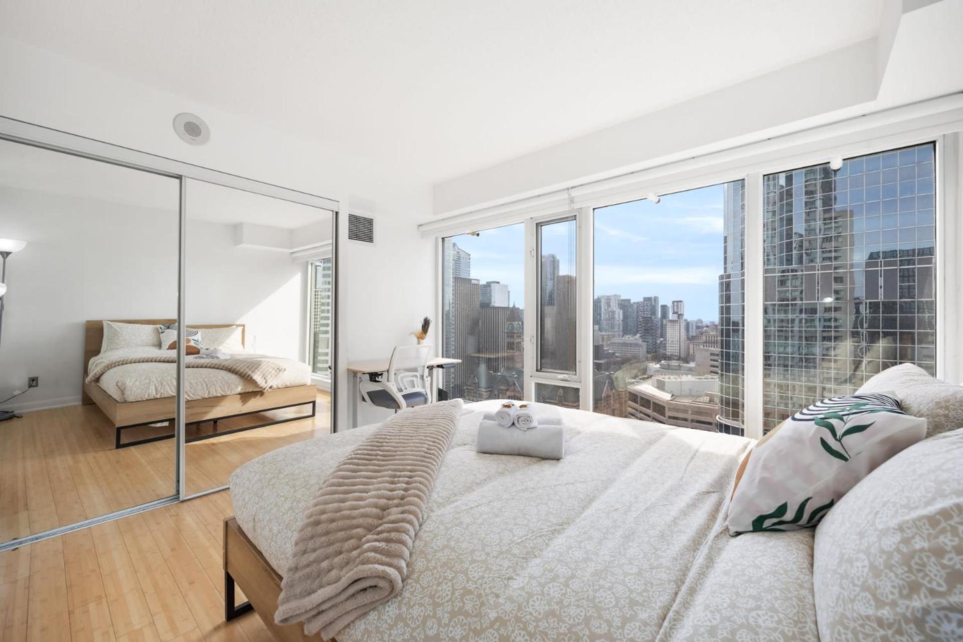 Modern 2-Bedroom Condo W Floor To Ceiling Windows تورونتو المظهر الخارجي الصورة