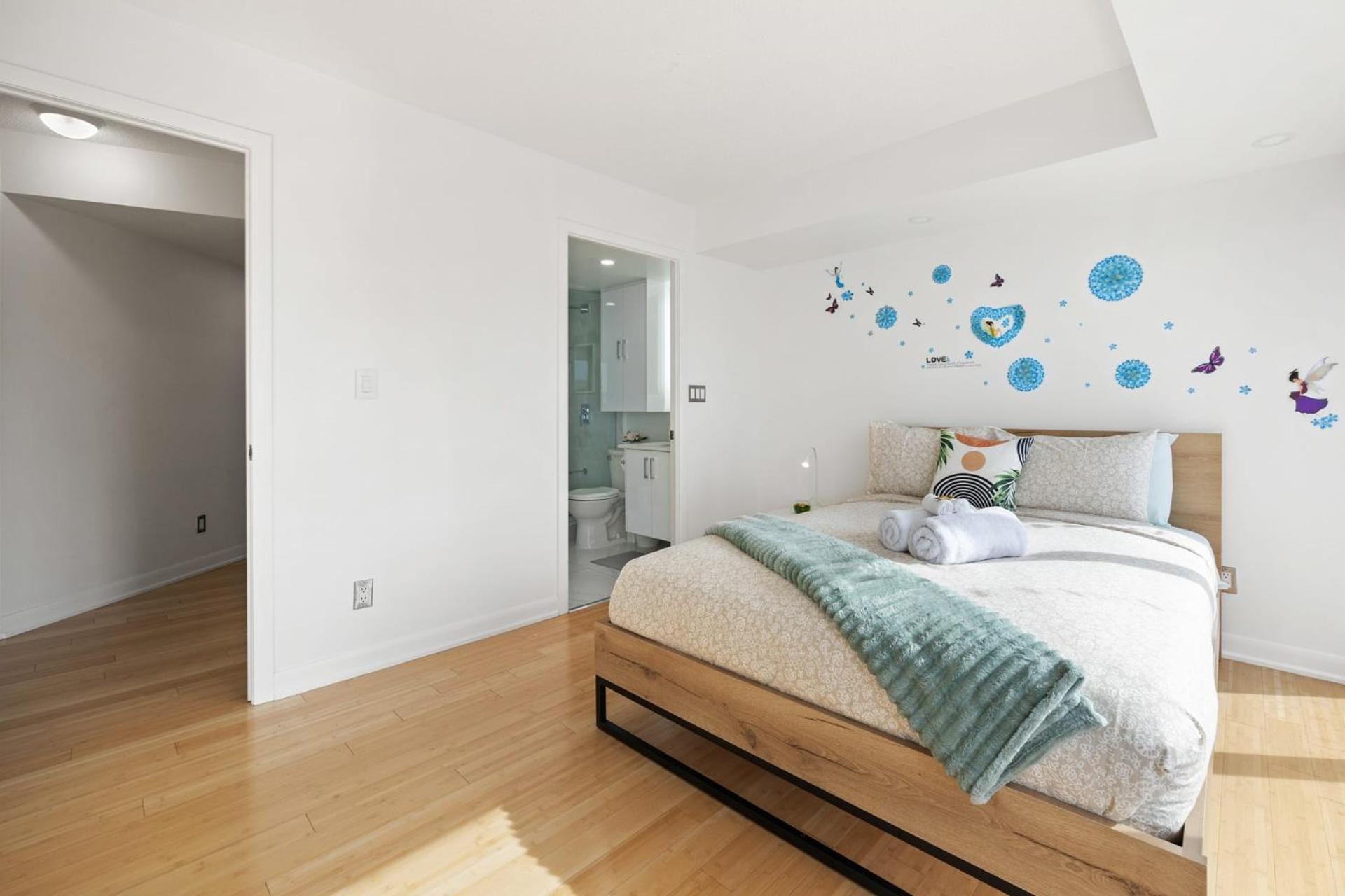 Modern 2-Bedroom Condo W Floor To Ceiling Windows تورونتو المظهر الخارجي الصورة