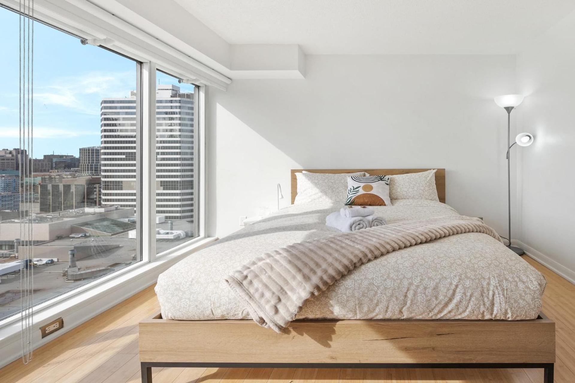 Modern 2-Bedroom Condo W Floor To Ceiling Windows تورونتو المظهر الخارجي الصورة