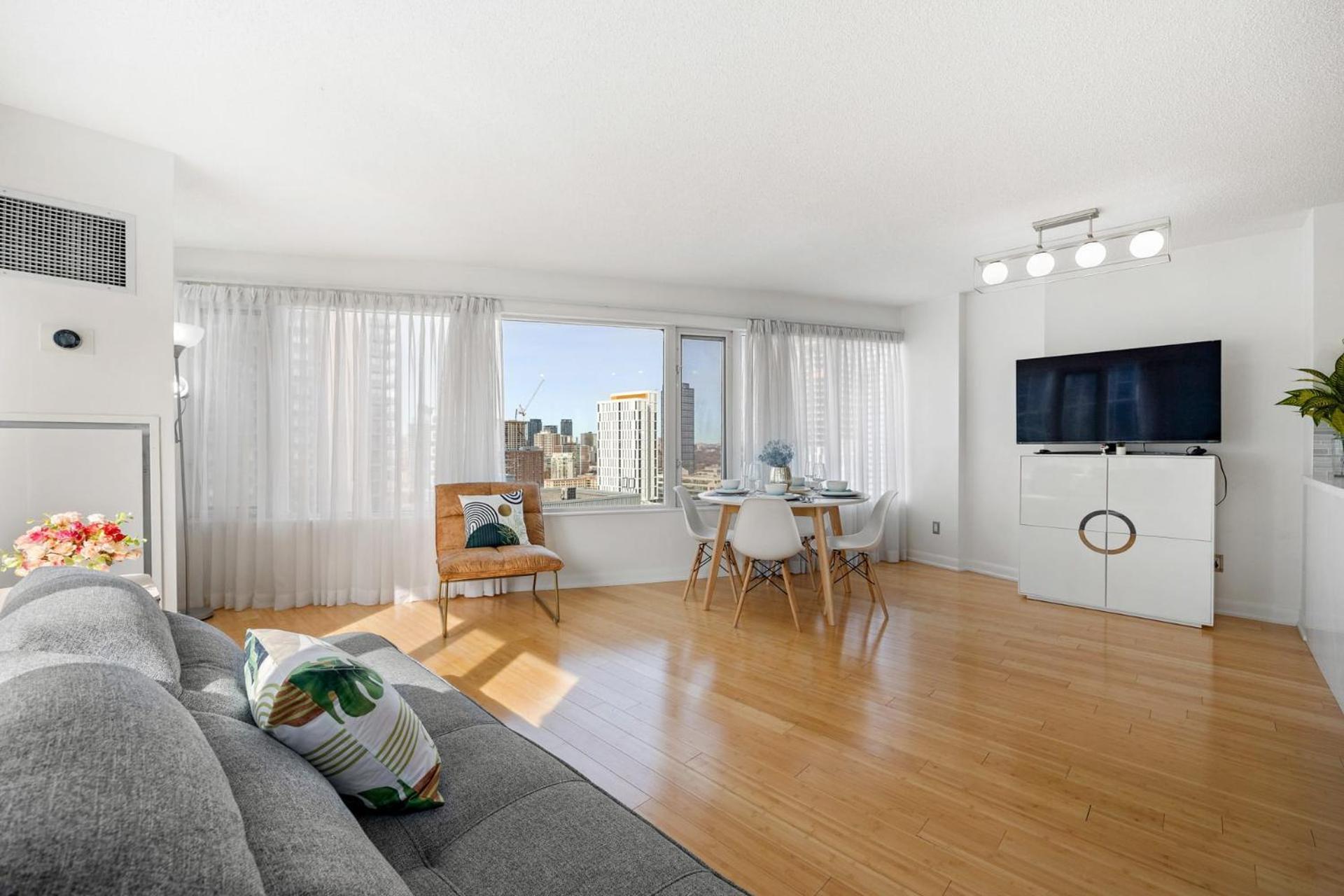Modern 2-Bedroom Condo W Floor To Ceiling Windows تورونتو المظهر الخارجي الصورة