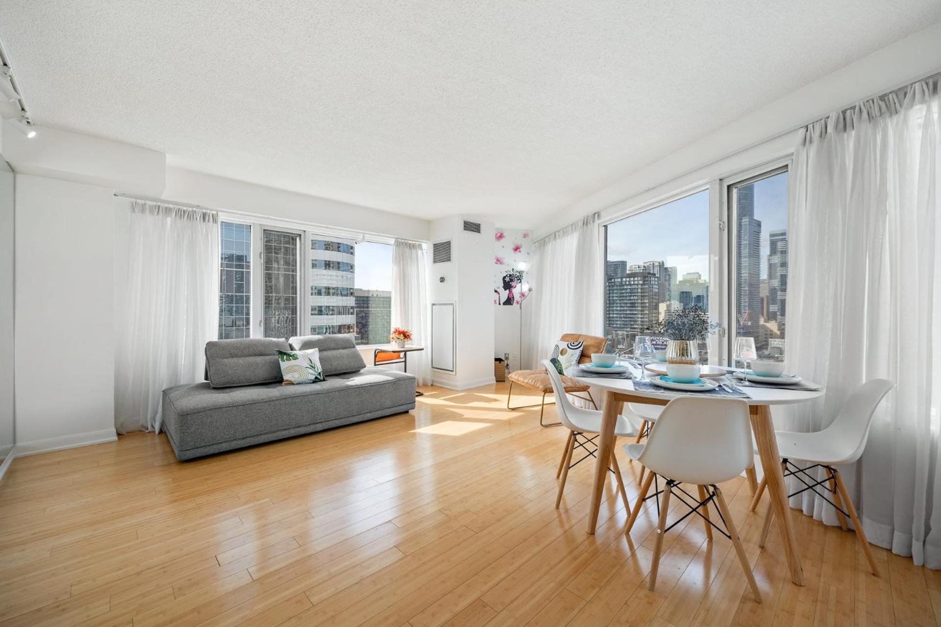 Modern 2-Bedroom Condo W Floor To Ceiling Windows تورونتو المظهر الخارجي الصورة