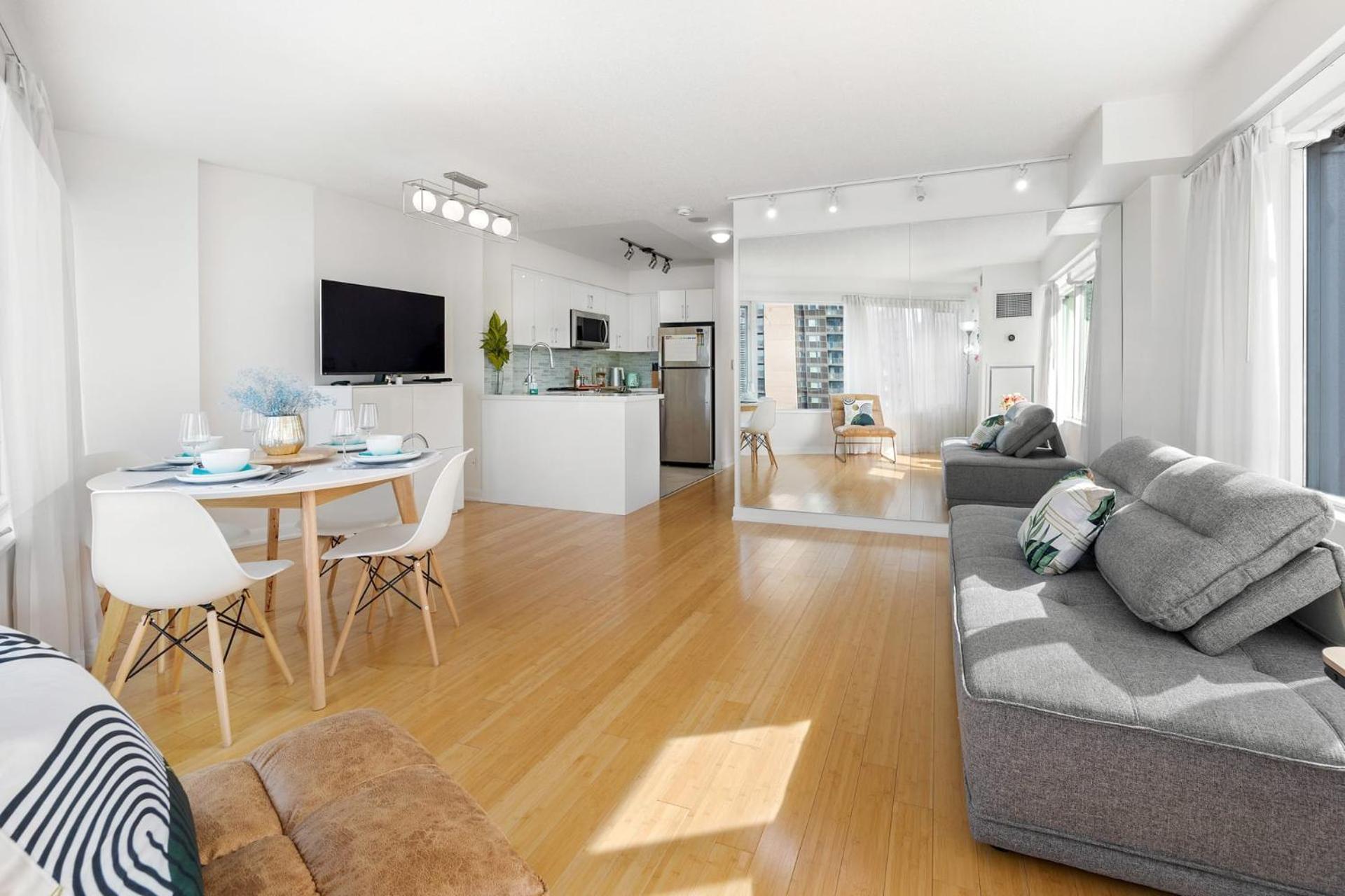 Modern 2-Bedroom Condo W Floor To Ceiling Windows تورونتو المظهر الخارجي الصورة