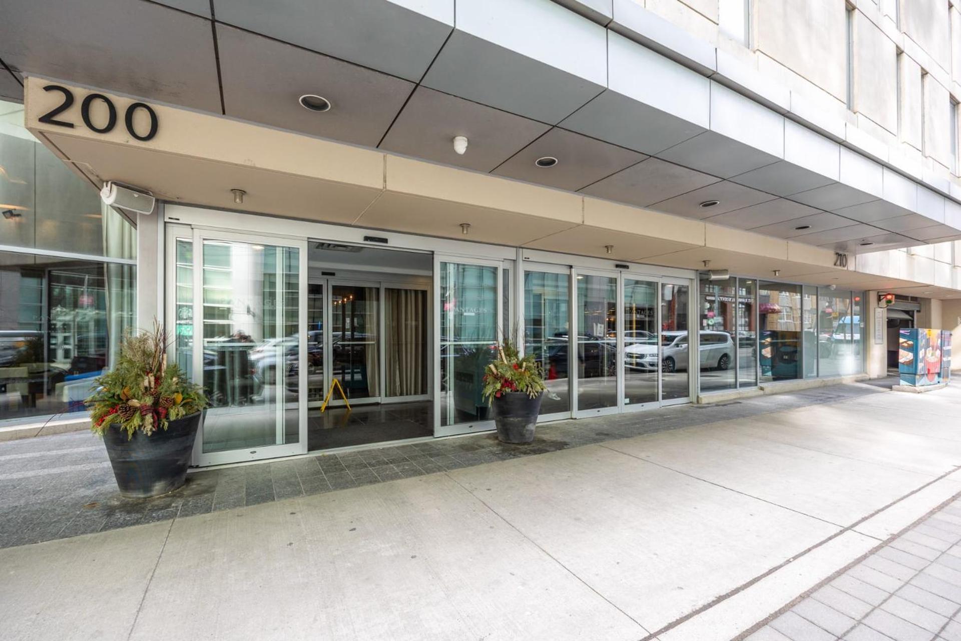 Modern 2-Bedroom Condo W Floor To Ceiling Windows تورونتو المظهر الخارجي الصورة