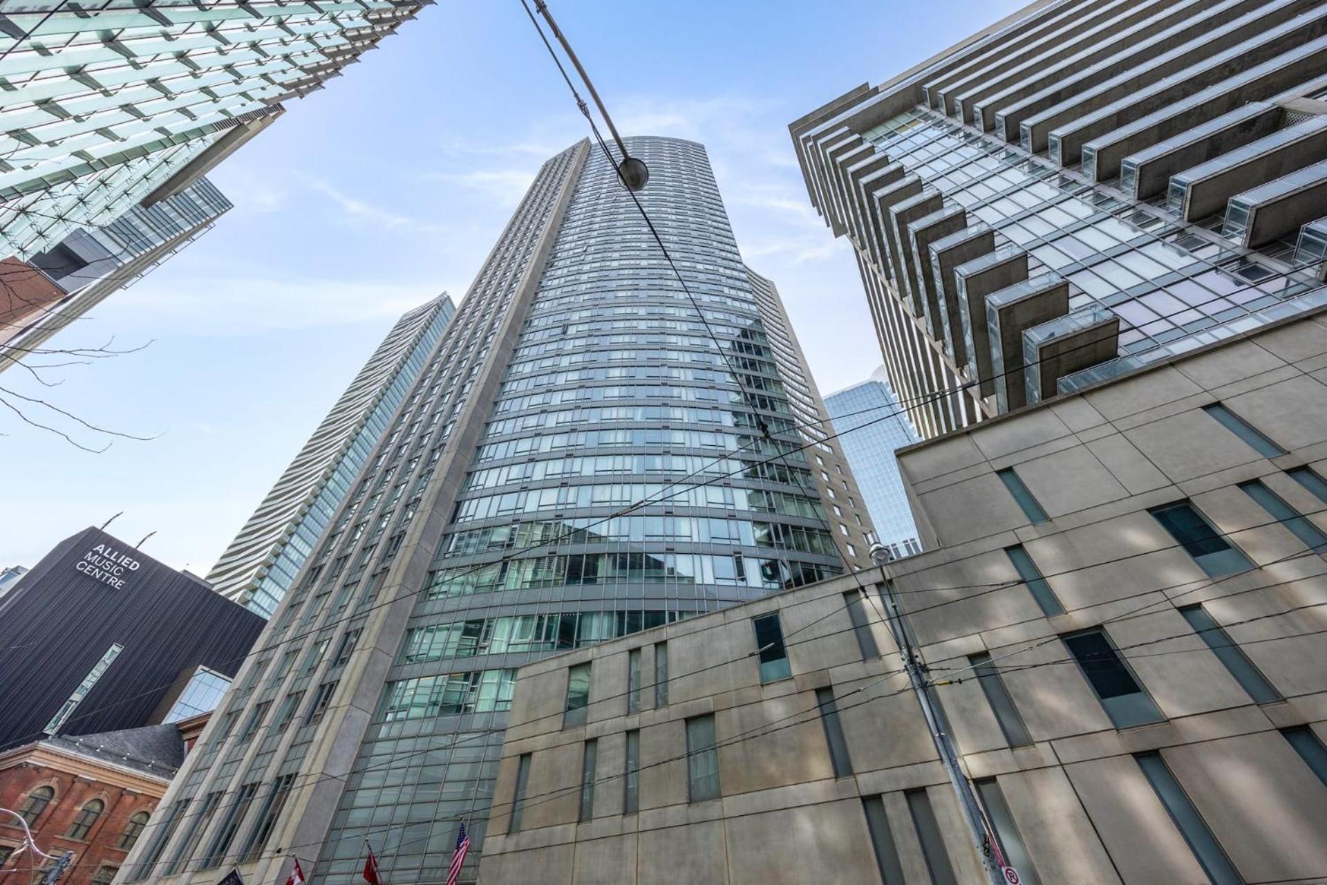 Modern 2-Bedroom Condo W Floor To Ceiling Windows تورونتو المظهر الخارجي الصورة