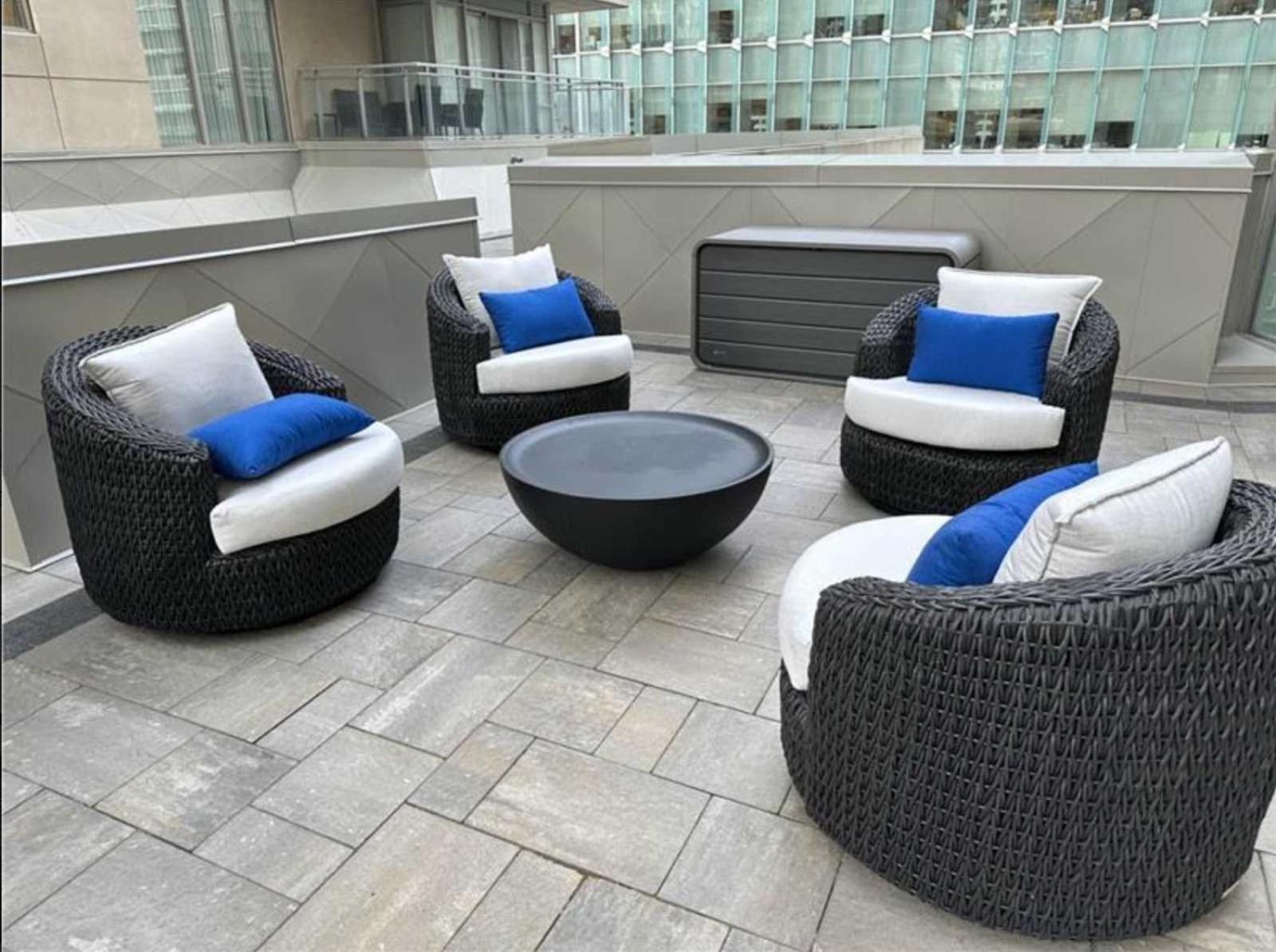 Modern 2-Bedroom Condo W Floor To Ceiling Windows تورونتو المظهر الخارجي الصورة
